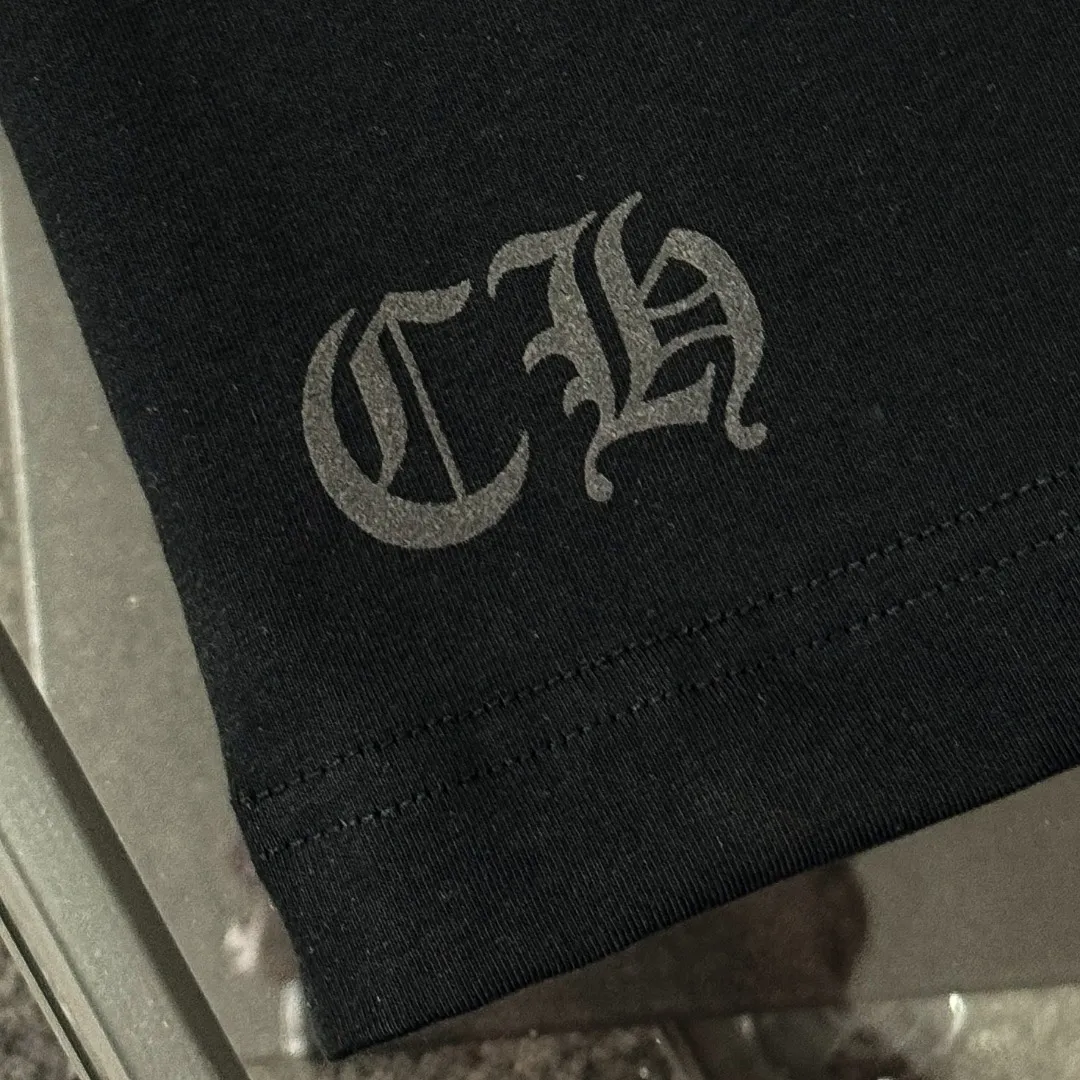 P170 Chrome Hearts 25 high-end versions. The fabric is made of 300 grams of high-density pure cotton. It does not deform or shrink. It has three labels. It is the same style for men and women. Technology: suede foaming + digital printing. Color: white, black. SIZE: S-XL.